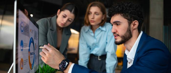 apex-seo-people-office-analyzing-checking-finance-graphs